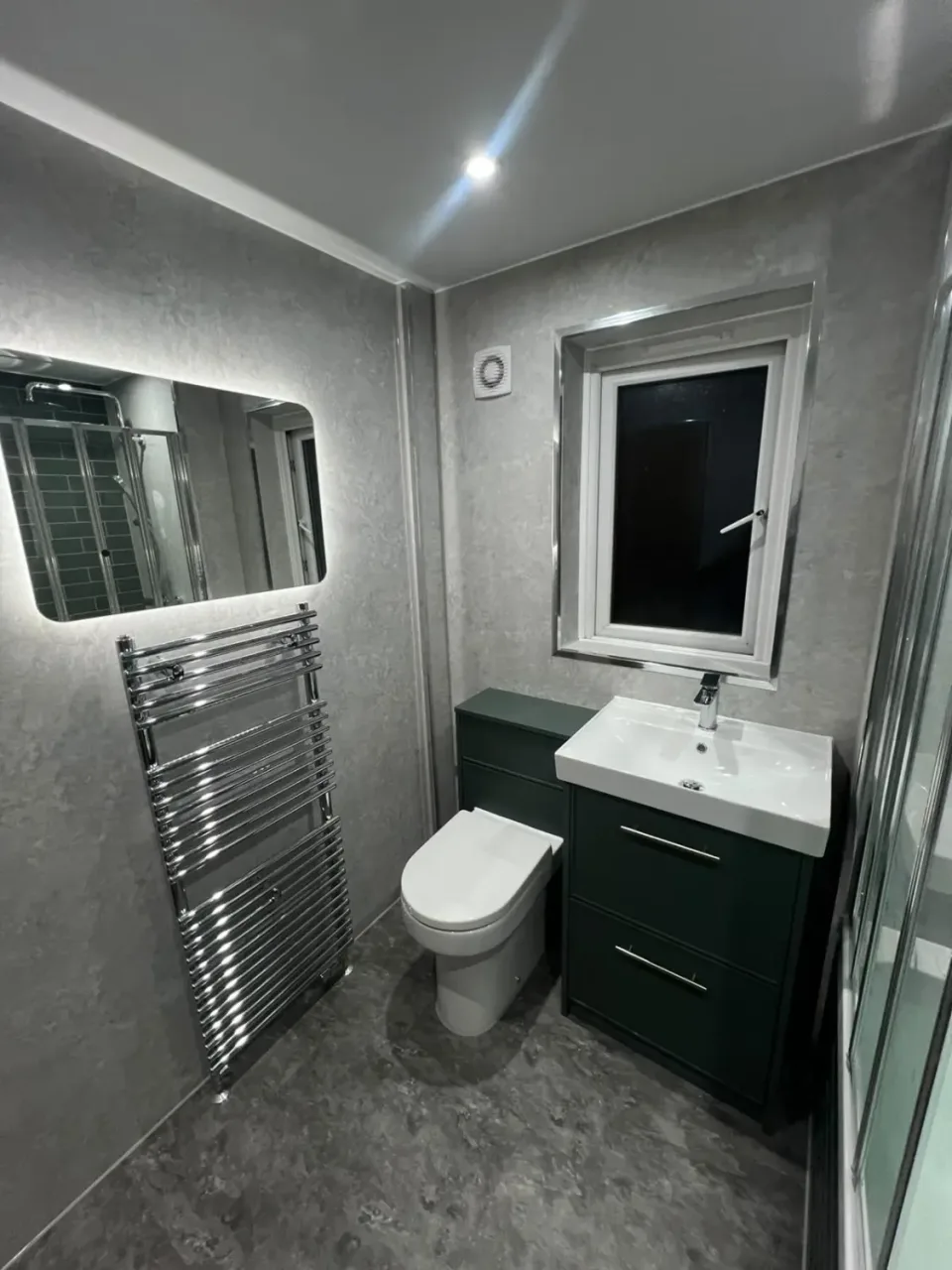 Basin and toilet with coordinated surfaces