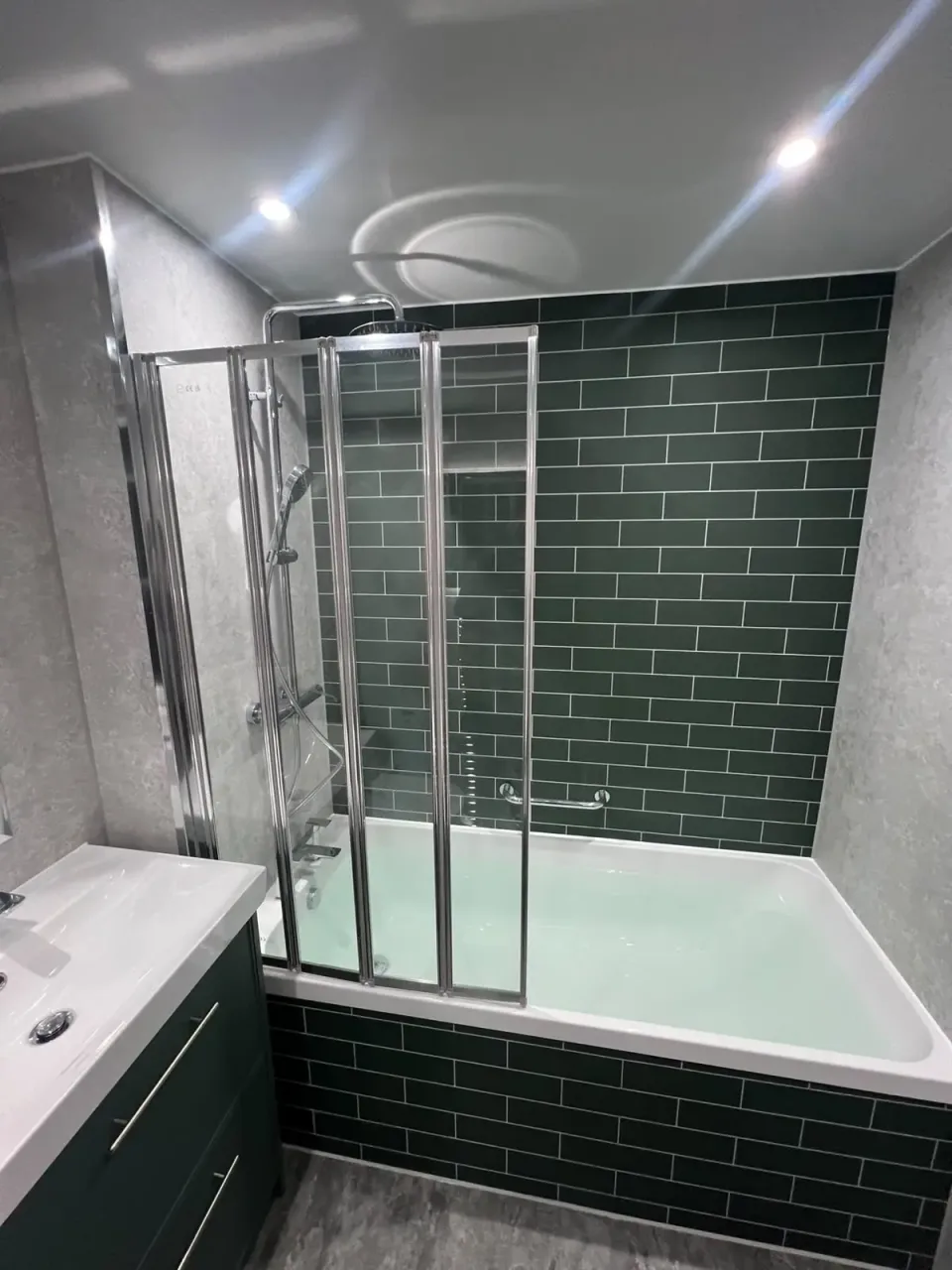 Glass bath screen and contrasting fittings